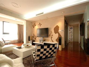 客厅以淡雅的色彩为主调，配以同色系的布衣沙发和灯饰