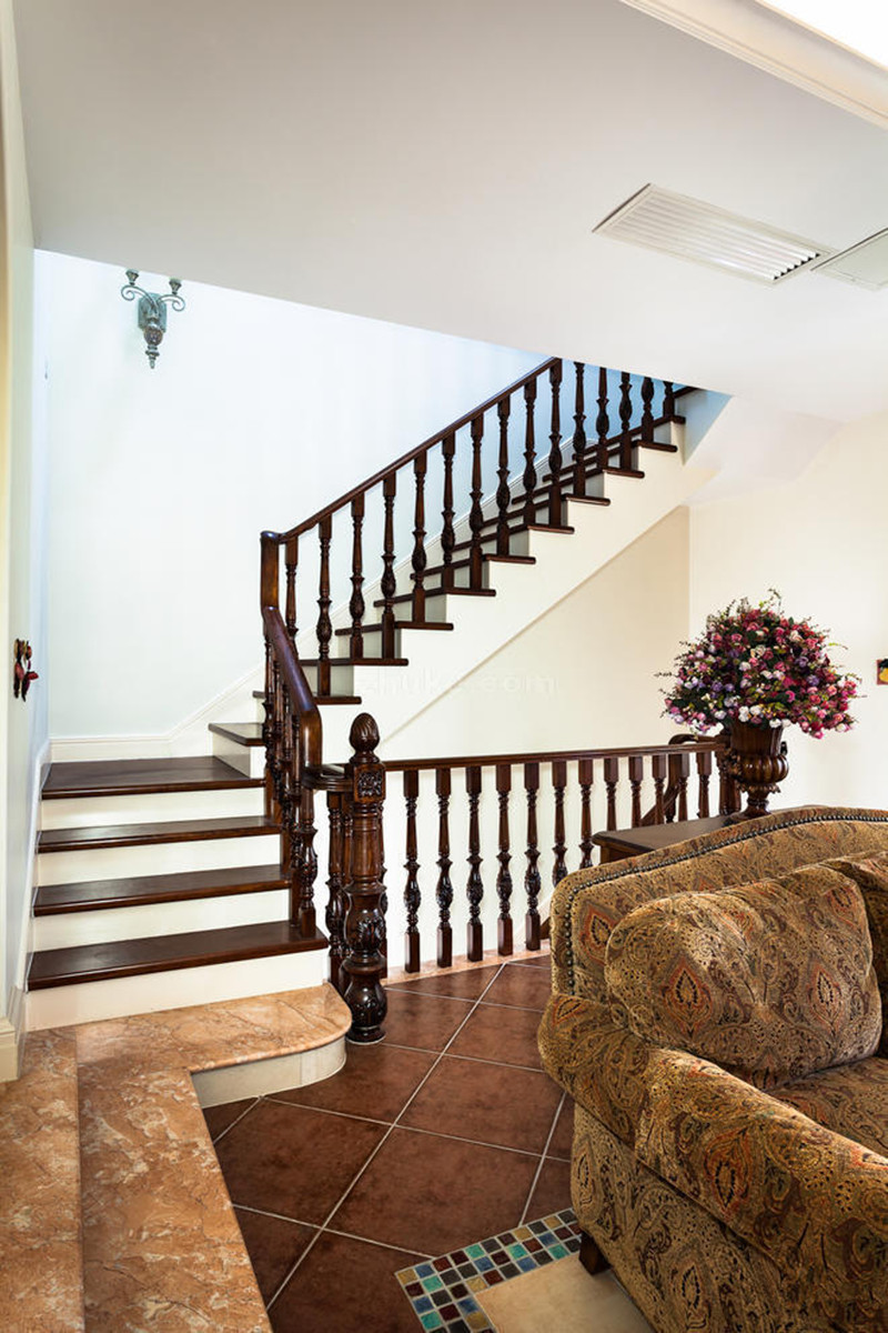 美式客厅楼梯效果图