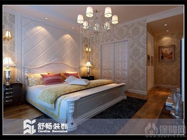 卧室铺有实木地板，结合整体的设计风格，欧式床、欧式